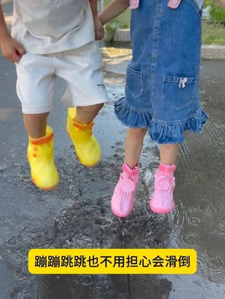 下雨天孩子上学鞋子湿了,一穿就是一整天,家长看了很心疼,自从入手了这双防雨鞋套,再也不用担心这些问题了#宝妈推荐 #下雨天孩子上学 #潮童必备