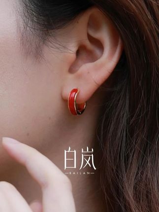 红玛瑙耳圈,红得明艳似燃焰,圈住满满喜气。戴在耳畔,衬得肤色愈显红润,笑意里都裹着暖意与吉祥#白岚 #白岚在地美学 #红玛瑙耳圈 #珠宝首饰 #白岚官方旗舰店 ED4437-JC2508