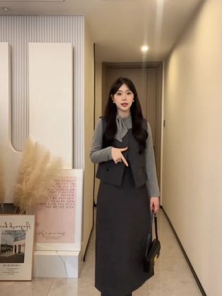 法式气质马甲套装女2025年秋季新款显瘦系带打底衫半身裙子三件套#法式套装 #马甲套装 #半身裙 #打底衫 #秋季套装