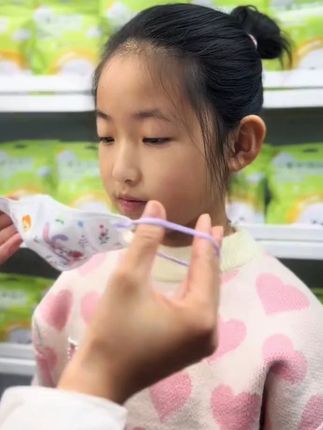 妈妈们出门一定要给孩子带上 #口罩 做好防护,口罩一定要选这种符合国标的,#独立包装 ,干净卫生,#儿童口罩 #国标口罩