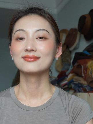 小珍珠耳钉|单珠设计是不争不抢的职场暗语,S925银托裹着晨光般的温润珠光。#白岚 #白岚在地美学 #白岚小珍珠耳钉 #白岚饰品旗舰店 #珍珠饰品