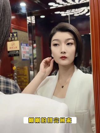 发质干燥的救星来啦!漠小曼的白松露洗发水,不仅内含多种植物成分,还是奇华顿定制的瑞士香氛,搭配发膜一起用,洗完后头发香香的,更柔顺翻倍!@冷漠De杨小漫 #漠小曼品牌 #国货之光 #好物推荐🔥