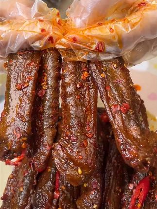 这鸭翅的肉质香香辣辣又好吃的!一口一个! #小嘻吖鸭翅 #追剧小零食 #好吃到停不下来 #妈呀太香了 #吃货必备