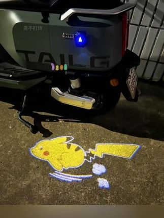 从此我的小电驴多了一只皮卡丘陪我回家,真的太拉风了,骑在路上回头率爆表 #电动车 #小电驴兜风 #夜间骑行灯 #投影灯