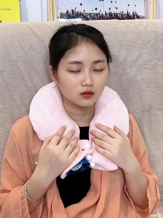 脖子肩膀容易累的,你就备上这个U型热水袋 灌满热水,往脖子上一戴,很快就舒适多了#热水袋#U型热水袋#暖水袋#肩颈热敷