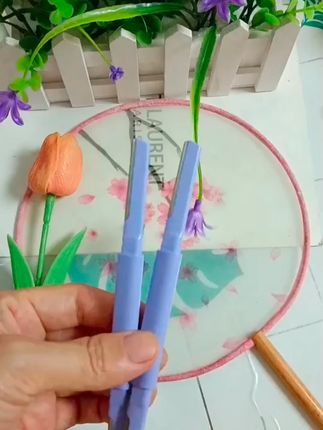 啊啊啊~这款双头微距修眉刀真的绝了!不仅刮的干净还不伤皮肤!关键9.9就到手2支!姐妹们~闭眼冲#修眉刀 #双头微距修眉刀 #刮毛刀 #双头微距修眉刀 #ROOBOO双头修眉刀