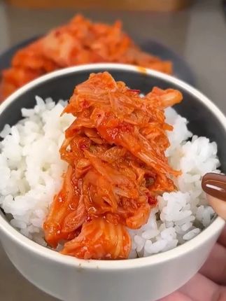 这个何李辣白菜也太下饭了,平时配个泡面或者搭配米饭, 酸甜微辣超下饭 #辣椒酱 #分享家乡特产 #懒人美食 #美食分享 #好吃到停不下来