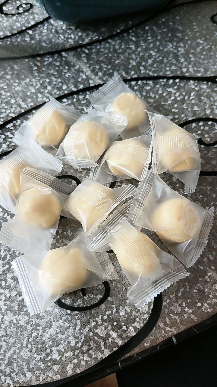 #奶疙瘩 十斤牛奶才能出一斤奶疙瘩,奶香浓郁 不添加蔗糖,老人孩子都爱吃#奶制品 #内蒙特产