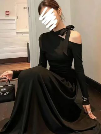 新款绝美洋装女不规则斜肩修身显瘦长袖连衣裙镂空露肩黑色大摆裙#穿出高级感 #一周穿搭不重样 #连衣裙 #时髦精 #小众设计感