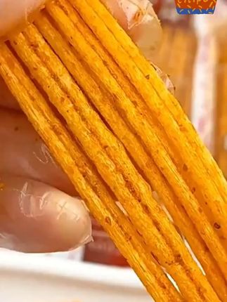 有谁没吃过这个棒棒辣条?还是小时候的味道,香香辣辣的,吃起来贼过瘾!#辣条 #棒棒素牛辣条 #香香辣辣嘎嘎好吃