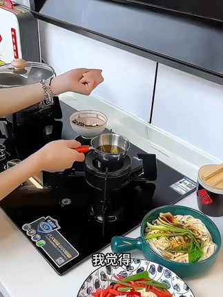 有了这个不锈钢泼油小锅,泼油泼面,搅鸡蛋,调料汁都很方便#泼油小锅#热油小锅#小油锅#非常方使实用#厨房好物