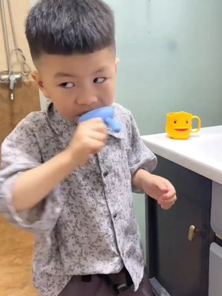 刷牙不仔细的宝宝快把牙刷换成这个吧!咬住来回摇摆就能刷到所有牙齿!简单又省心!#宝宝刷牙 #爱牙护牙 #儿童牙刷 #u型牙刷