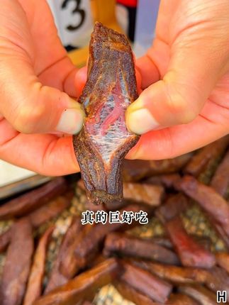 深夜饿肚子的救赎之光,床头柜常备的幸福感 #牛肉干 #风干牛肉干 #好吃到停不下来 #零食推荐