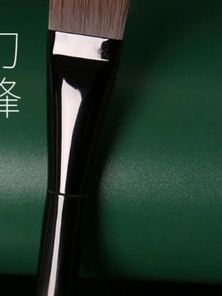 逆龄 M53 刀锋粉底刷,新手也能轻松上妆 这款逆龄 M53 刀锋粉底刷,专为追求精致底妆人群设计!独特刀锋造型贴合面部轮廓,无论是鼻翼、眼周等细节处,都能精准上妆,告别卡粉斑驳。刷毛柔软密实,不吃粉、不吸粉,轻松打造无痕透亮底妆,妆效自然服帖。体积小巧便携,外出补妆超方便,上妆速度快,就算是化妆初学者也能轻松上手,让底妆步骤更高效! #粉底刷 #新手化妆 #不吃粉 #上妆工具 #透亮