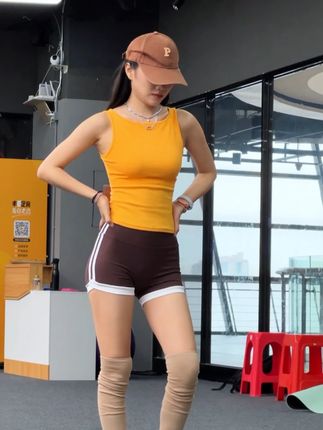 亮黄色背心像小太阳一样吸睛,贴合身形还能衬出活力#运动穿搭 #健身穿搭 #活力满满 #穿搭分享