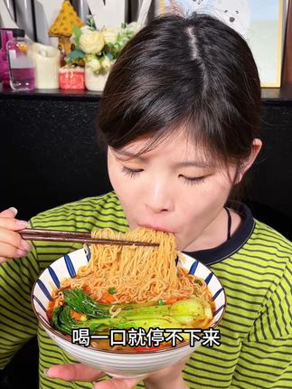 谁懂小时候当这其他小朋友的面吃大辣片的感觉啊 #记忆中的童年美食#辣味小零食#童年大辣片