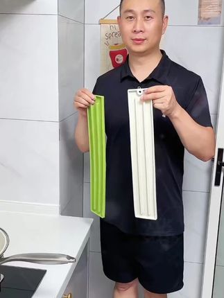 小户型厨房可以用这种防滑垫 厨房小,灶台面可以用这个#防滑垫 把锅盖菜板收纳上去7.3#锅盖收纳架#厨房好物
