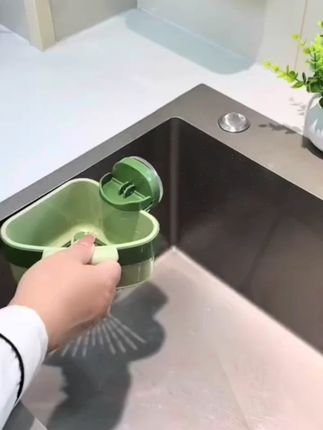 给水槽拐角装一个这样的三角沥水篮,剩饭剩菜直接倒进去,干净又卫生