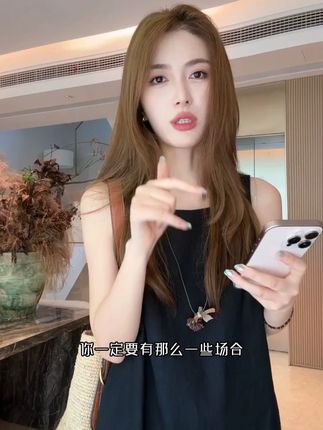 单穿!搭风衣!搭毛衣!搭皮衣!经典黑色能搭衣橱里所有的单品, 梨形身材靠 A 字裙摆藏胯宽,苹果形靠高腰设计遮腰腹,小个子选短款露脚踝显比例,微胖穿直筒款更显瘦,不用为身材妥协,穿上就自带 “被修饰” 的优雅#小黑裙 #连衣裙 #裙子 #小黑裙如何穿出时尚感 #ootd穿搭