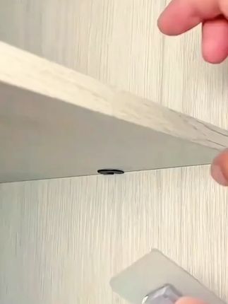 不想在柜子里打孔装隔杦,可以用这个#隔板固定器粘贴牢固,承重也非常好#免打孔#隔板托#实用好物