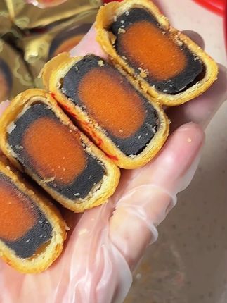 乌豆沙朥饼新鲜刚做好,有纯乌豆、咸蛋黄乌豆沙可选择 #乌豆沙朥饼 #朥饼