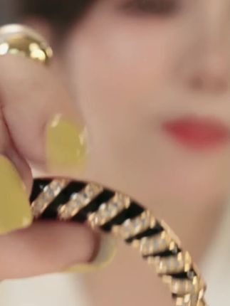 铜合金合成锆石耳饰 法式精致条纹耳钉女高级感轻奢洋气耳环#美出高级感 #首饰分享 #时尚饰品 #耳饰 #精致女人必备