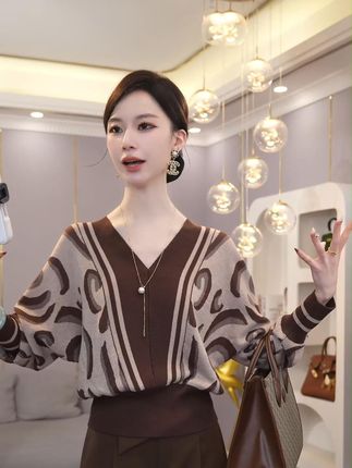 快时代里,保持‘打扮欲’就是最温柔的抵抗 精致慢生活,从套上这件战袍开始#洋气小衫 #美出高级感 #出片穿搭记录国庆高光时刻 #今天穿什么