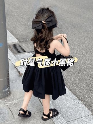 时髦气质小黑裙,后背镂空设计,女儿夏天穿凉快又好看#今日穿搭 #生女儿就要这样穿 #女童连衣裙