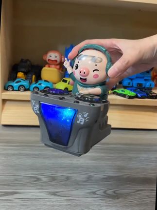 爸爸带回来的玩具太吸引孩子了,这都玩了一晚上,也不爱搭理我#打碟猪 #儿童玩具 #孩子礼物