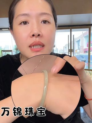 ✨戴玉的好处就是单纯的让你心情好,君君这个叮当镯,细细的带在手腕上很精致很好看的,还是正儿八经的青海料#万锦珠宝 #和田玉 #叮当镯 #珠宝玉石