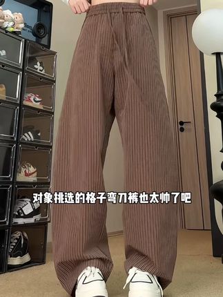 对象挑选的老钱风格子弯刀裤上身真不错啊 #格子裤 #老钱风裤子 #弯刀裤 #阔腿裤 #美式穿搭分享 对象挑选的老钱风格子弯刀裤上身真不错啊