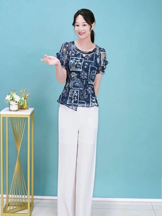 女人年轻时漂亮,中年时有女人味,有魅力,所以不要畏惧年龄,岁月也会给我们带来意外的收获#套装 #气质穿搭