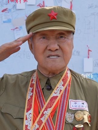 泪目!志愿军老战士南启祥再吹号角,迎接战友回家,这军号声里,藏着最深切的牵挂……