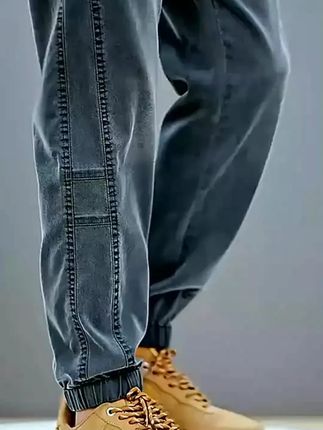 兄弟们,夏天的裤子有着落啦!这款2025新款潮牌哈伦运动束脚裤,采用天丝牛仔面料,轻薄透气超舒服。束脚设计时尚又百搭,不管是搭配T恤还是运动鞋,都超有范儿。休闲运动都合适,入手不后悔!#男士休闲裤  #夏季薄款裤子  #潮牌裤子  #运动束脚裤  #天丝牛仔裤