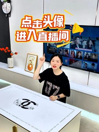 想要一款既实用又能提升家居品质的餐桌垫,那还得看我们的产品。它不仅支持定制自由裁剪,还具有静电吸附防烫的功能#桌垫 #茶几垫 #源头工厂 #软装搭配 #茶几垫