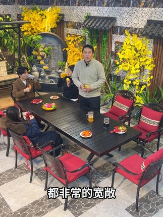 一院一长桌,体验不一样的庭院生活,这款户外伸缩桌 展开2.4米,家庭聚会人多也不怕,日常使用还能收缩回来变成1.8米,不占地方。全铝合金的材质,耐高温,不怕雨淋,打理简单方便#户外家具 #户外桌椅 #伸缩桌 #小院生活