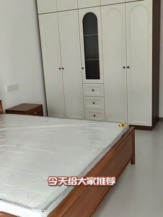 今天给大家推荐这款实木床,精选进口喀麦隆乌金木,采用榫卯精密 结构设计,坚固耐用,不用担心摇晃不稳定的问题。表面涂有大宝环保漆,再配上时尚金属配件装饰,看上去很有质感,整体由全实木打造,采用了20道的实木工艺,无论是外观还是质量都很好。这么好的一款实木床,赶快下单购买吧!北美黑胡桃木床新中式卧室家具高端轻奢1.5/1.8米双人床家具定制#北美黑胡桃木床 #新中式卧室家具 #高端轻奢1518米双人床家具定制 #实木床厂家 工厂直销,生产厂家批发。