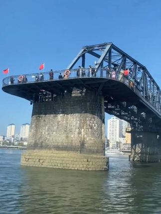 雄赳赳 气昂昂跨过鸭绿江!#鸭绿江断桥 #旅游推荐