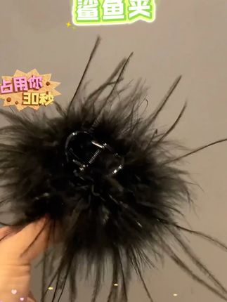 #黄子韬推荐 这个毛毛抓夹也太显发量了吧!秋冬的氛围感就靠它了#头饰发饰 #鲨鱼夹 #鲨鱼夹推荐 #毛绒绒
