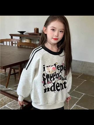 女儿的秋款纯棉卫衣来啦!女儿穿上也太好看了吧!而且面料软软糯糯的,完完全全的大高货啊! #童装 #高品质童装 #面料柔软舒适 #秋款穿搭 #秋冬新款