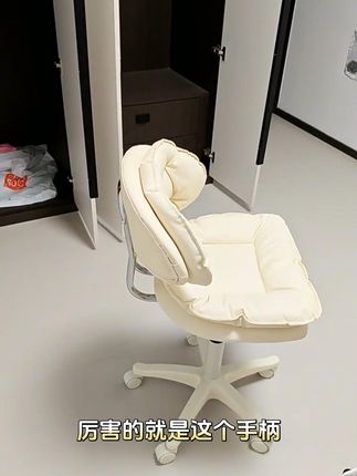 家里一定要有一个这种可以随意调节高低的大工凳, 有了它之后,无论是拿取高处的东西还是打扫卫生都方便多了。它的坐垫是双层的加厚的材质,非常的柔软舒适,而且完全符合人体工程学的设计。同时还有加高的一个靠背,让我们靠着的时候更加舒服。厉害的就是这个手柄,它可以自由的升降,并且还能实现360度旋转。价格便宜,质量好。 如果你家也需要这样的多功能椅子的话,抓紧时间购买吧!工厂直销生产厂家批发#大工凳 #升降凳 #升降凳子 #美容凳转椅 #美容凳子滑轮