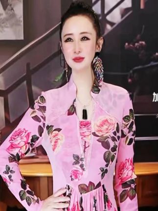 妈妈装中秋国庆穿显气色!粉玫瑰连衣裙减龄,V领显瘦显年轻 #妈妈装 #秋季穿搭 #减龄显瘦穿搭 #显白显瘦显气质 #连衣裙气质修身显瘦