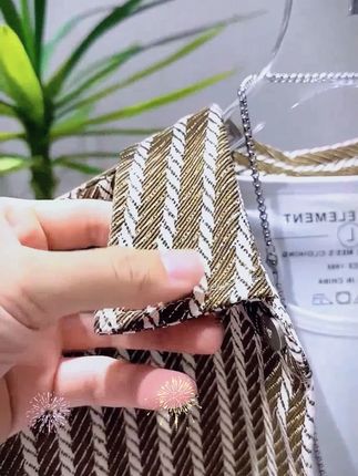 宝子们,春秋必备的时尚单品来啦!这款男士经典条纹衬衫,简直太绝了!潮流翻领设计,尽显韩版时尚感,让你轻松成为人群中的焦点。而且它是设计师款哦,独特的款式,百搭又个性。无论是搭配牛仔裤还是休闲裤,都超显气质。男士们,赶紧入手一件吧!#春秋衬衫 #时尚条纹 #百搭上衣 #韩版男装 #设计师款