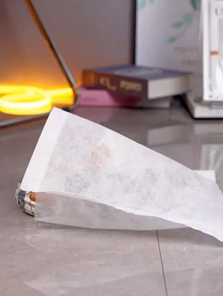 宝子们,夏天到啦,男士们的拖鞋该更新啦!这款森刻厚底一字拖,真的太绝!防滑设计,在沙滩、户外行走都稳稳当当。厚底时尚又增高,轻松打造潮流感。休闲风满满,无论是去海边还是日常出门,穿上它立马提升氛围感,赶紧给自己安排上!#男士拖鞋 #夏季潮流 #防滑拖鞋 #沙滩必备 #休闲户外鞋