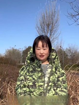 掰玉米干农活,怎能少了这款半身防护衣! 以前总被刮脸眯眼,有了它就不一样,真能防刮脸不眯眼。衣服特别轻薄,穿上跟没穿似的,关键还透气,大夏天穿也舒服。砍甘蔗、采茶叶时穿也合适,价格比外面便宜不少,这么好的东西,赶紧囤起来准没错。   #农田工作衣#干活带帽防护衣 #防护衣 #农用防护衣 #生产厂家批发