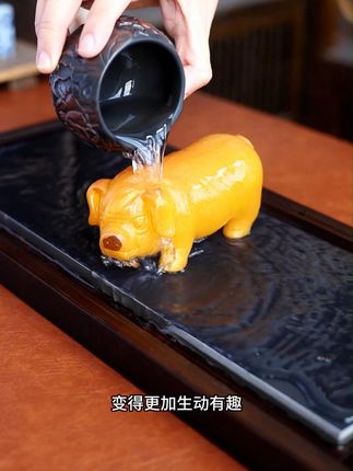 茶宠怎么选?当然要选这种能变色还能当盖置的小猪茶宠! 茶宠怎么选?当然要选这种能变色还能当盖置的小猪茶宠!遇热水即刻变金色,富贵感瞬间拉满。摆放茶桌,不仅起到装饰作用,更能提升整个空间的艺术氛围。还能用养壶笔拉拉毛,让互动过程充满趣味与高级感。泡茶时还能当盖置,适合各种盖子,非常实用。不管是独自品茶享受静谧时光,还是与好友共赏茶道,这款变色拉毛猪都能让茶事体验变得更加生动有趣。#器物之美 #茶空间