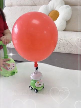 爸爸给女儿买的这个#新奇网红玩具 #空气动力 车也太赞了!不用充电就能跑能起飞,还能锻炼孩子的臂力和动手能力,我女儿可太稀罕了!#共娃神器飞天气球车 #自己玩的不亦乐乎