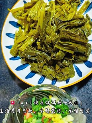 这就是我们家乡的小油菜酸菜,不管你是拿来煮豆米炒肉末凉拌,吃起来酸脆又爽口,真的太香太下饭了