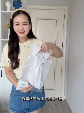 追求高品质的妈妈,这款polo衫连体衣上身真的好时髦帅气,妥妥贵族小少爷一枚。 #高品质童装 #萌娃穿搭 #时髦精 #婴幼儿服饰