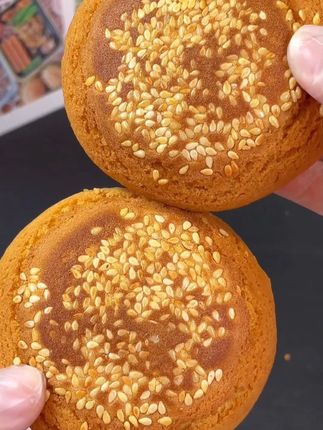 根本想象不到它有多好吃 这个无蔗糖的香酥太谷饼,全家都爱吃,这是山西特产, 百年老品牌了, 一打开就闻到了浓浓的芝麻香, 一口下去外酥里软, 一点也不干巴, 真的特别适合家里的老人和小朋友, 吃起来松松软软, 一点也不甜腻, 真的特别好吃, 你们一定要尝尝!#谁懂这一口的好吃程度 #开袋即食 #妈呀太香了 #大人孩子都爱吃 #太谷饼